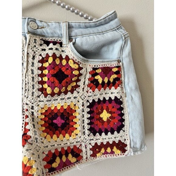 SO Juniors Size 9 Light Wash Denim Crochet Shorts Granny Square Cut-Off Boho - Picture 3 of 6